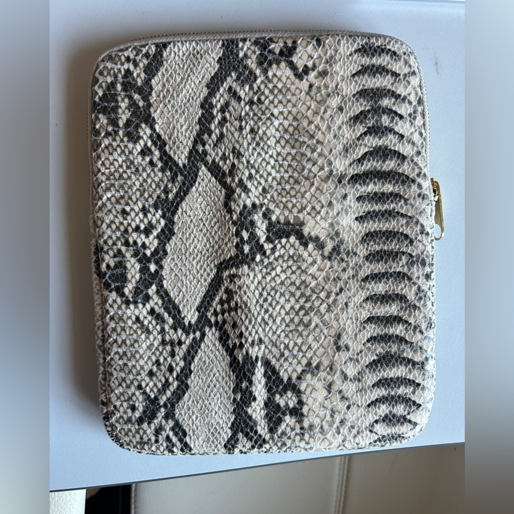 Banana Republic Tablet Case - Picture 4 of 5